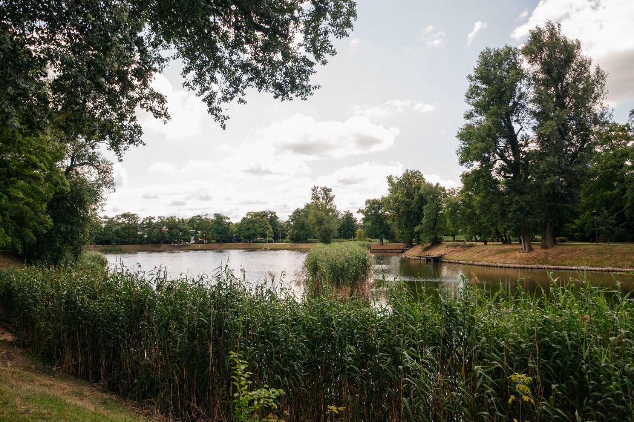 Modern Apartment Across The Ponds Warschau Buitenkant foto